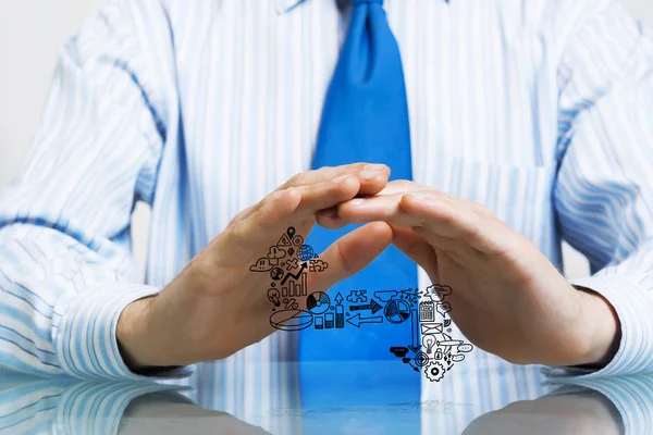 Geschäftsmann Anzug Sitzt Schreibtisch Und Macht Schützende Geste Mit Handflächen — Stockfoto