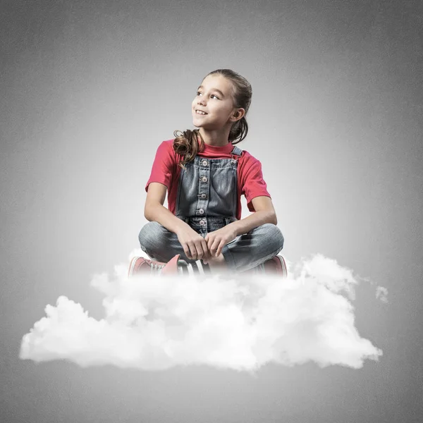 Linda Niña Sentada Nube Contra Fondo Pared Hormigón —  Fotos de Stock