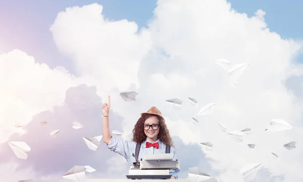 Jovem Bela Mulher Escritora Chapéu Óculos Usando Máquina Digitação Enquanto — Fotografia de Stock