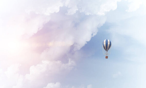 Красочный аэростат пролетает над голубым облачным небом. 3D рендеринг
.