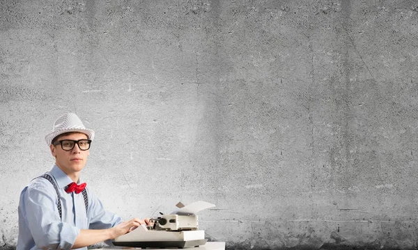 Junger Mann Mit Hut Und Brille Mit Schreibmaschine Tisch Vor — Stockfoto