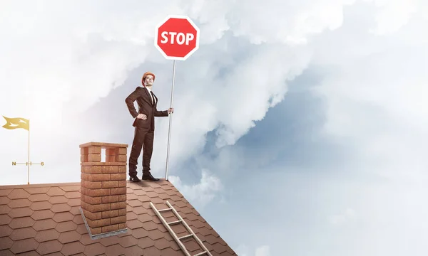 Inżynier Stojący Dachu Trzymający Czerwony Znak Zakazu Media Mieszane — Zdjęcie stockowe