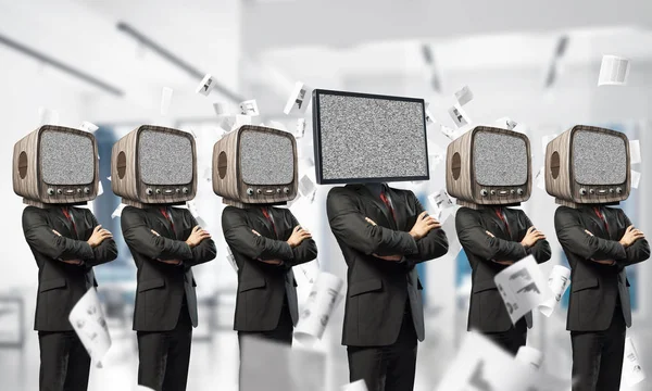 腕を維持する彼らの頭ではなく古いテレビとスーツを着たビジネスマンが行と事務所ビル内テレビで頭 つに立っている間交差 — ストック写真