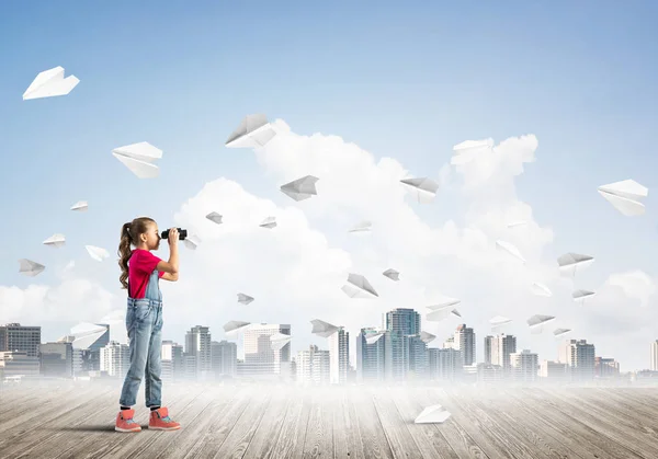 Schattig Kind Meisje Staan Houten Vloer Papier Vliegtuigen Vliegen Rond — Stockfoto