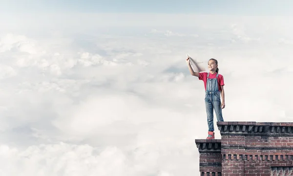 Nettes Glückliches Kind Mädchen Auf Gebäude Oben Spielen Mit Papierflieger — Stockfoto