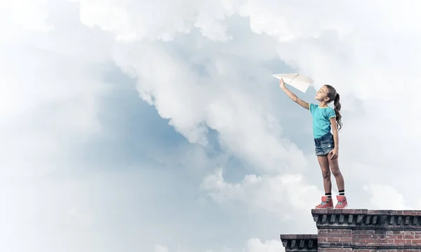 Nettes Glückliches Kind Mädchen Auf Gebäude Oben Spielen Mit Papierflieger — Stockfoto