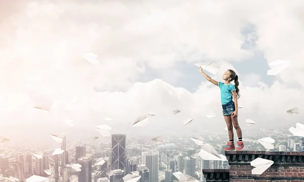 Gadis Bahagia Yang Lucu Atas Gedung Bermain Dengan Pesawat Kertas — Stok Foto