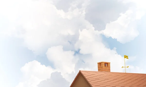 Techo Ladrillo Marrón Con Chimenea Contra Fondo Azul Cielo Medios —  Fotos de Stock