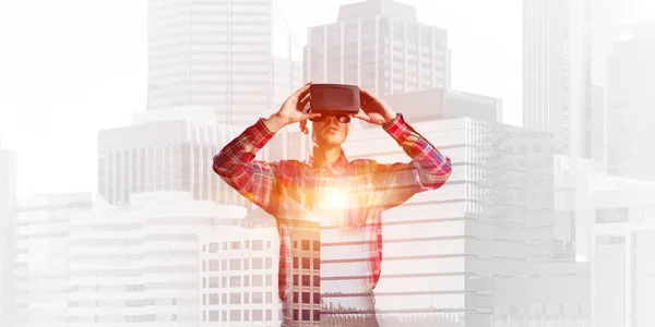 Jongeman Met Virtual Reality Headset Bril Stadsgezicht Achtergrond — Stockfoto