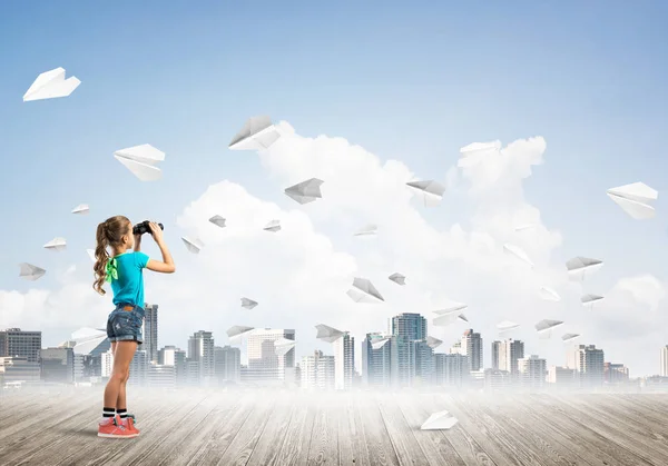 Schattig Kind Meisje Staan Houten Vloer Papier Vliegtuigen Vliegen Rond — Stockfoto