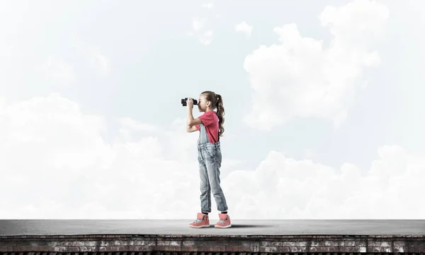 Roztomilé Dívka Školního Věku Střeše Budovy Při Pohledu Dalekohledu — Stock fotografie