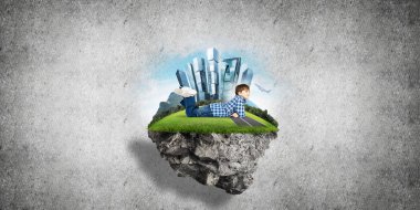 ECO konsepti yüzen ada ve mutlu çocuk.