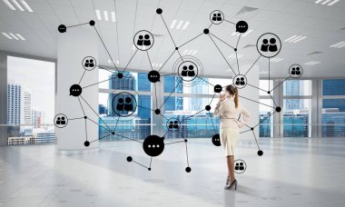 Şık iş kadını modern ofis cep telefonu ve sosyal bağlantı kavramı konuşuyor. Karışık teknik