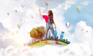 Yüzen adada kağıt uçak atan tatlı bir kız.