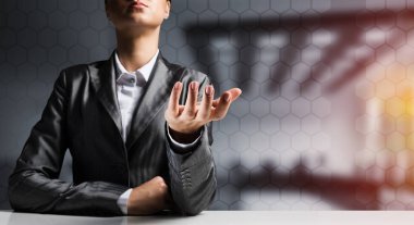 Siyah takım elbise sunan boş hurma office profili ve arka plan üzerinde güneş ışığı ile işadamı görüntü kırpılmış. 3D render.