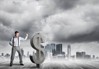 Öfkeli genç işadamı yumruklanmış dolar sembolüyle kaza yapacak.