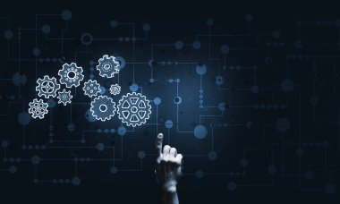 İş adamının eli dişli mekanizmasını işaret ediyor.