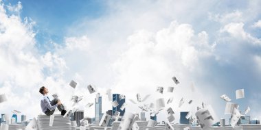 İş adamı uzak belgeler kağıtları Clear sky ile arka plan üzerinde uçan arasında yığını üzerinde otururken arıyorum. Karışık teknik.