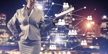 Elinde kağıtlar, arka planında da bağlantı hatları tutan iş kadınının kapatılması