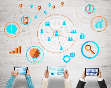 Ellerinde cihazlar bulunan üç kişilik bir grup iletişim ve ağ oluşturma sembolü olarak birlikte çalışıyor.