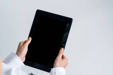 Tablet pc aygıtı doktorun elinde boş ekran ile