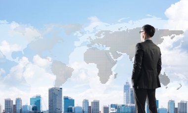 Ellerini ceplerine sokup gözlerini kaçıran zarif bir iş adamı.