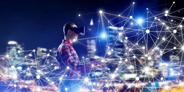 Sanal gerçeklik kulaklık veya bağlantı çizgileri arasında 3d gözlük ile genç adam