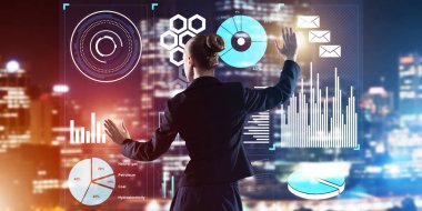 Sanal panel ve gece şehir vasıl geçmiş çalışma iş kadını arkadan görünüm