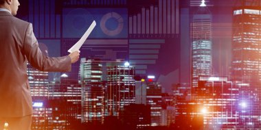 Sanal panel arayüzüne karşı iş adamının arka görünümü belgeleri elinde tutuyor