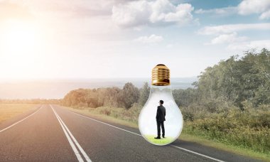 Genç işadamı asfalt yolda ampulün içinde mahsur kaldı.