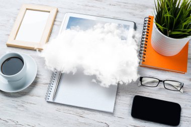 Üstten Görünüm başı işleri ve hala office yaşam sunma üstünde bulut ile modern çalışma alanı'nın. Karışık teknik.