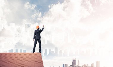 Mühendis, evinin çatısına geri döndü ve şehri çiziyor. Karışık ortam