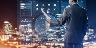 Sanal panel arayüzüne karşı iş adamının arka görünümü belgeleri elinde tutuyor