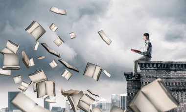 Genç Eller kırmızı kitap ile kenar binasında oturan adam şok