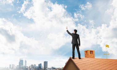 Genç bir marker ile arka ile ayakta adam. Karışık teknik