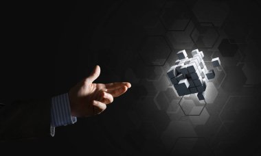 Küp şekil yenilik, karışık teknik sembolü olarak tutan işadamı el ile kapatın