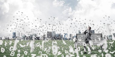 Şok olmuş genç işadamı ahşap bankta oturuyor ve gözleri palmiyelerle örtüyor.