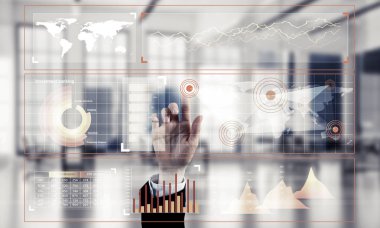 Medya arayüzü ile çalışan iş kadınının eli ekranda ve ofis içi arka planda