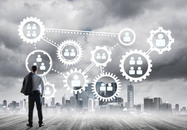 Modern şehir manzarası ve vites bağlantısı fikrine bakan işadamlarının arka planı