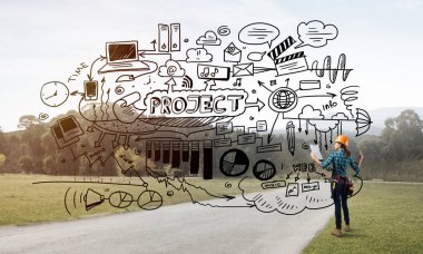 Açık havada mühendis kadının arka planı ve ekrana konsept çizimi