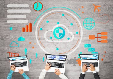 Ellerinde cihazlar bulunan üç kişilik bir grup iletişim ve ağ oluşturma sembolü olarak birlikte çalışıyor.