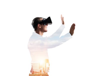 Sanal gerçeklik kulaklığı olan genç bir adam ya da şehrin arka planında 3 boyutlu gözlüklü.