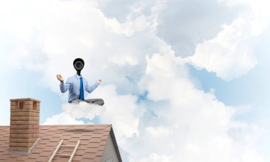 Nilüfer duruşu yapmak yerine kamerayla zum yapan yüzü olmayan bir iş adamı.