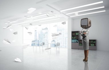 Kağıt uçaklar ofis binası içinde uçan arasında duran iş kadını kıyafetli kafa silah tutmak yerine eski bir Tv ile geçti. 3D render.
