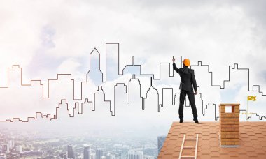 Mühendis, evinin çatısına geri döndü ve şehri çiziyor. Karışık ortam