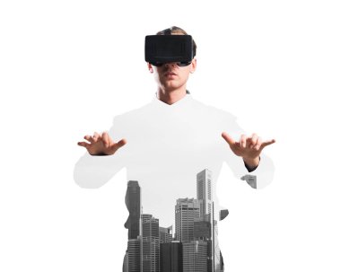 Sanal gerçeklik kulaklığı olan genç bir adam ya da şehrin arka planında 3 boyutlu gözlüklü.