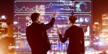 Arka ayakta ve sanal ekran ile birlikte çalışan iki iş adamları