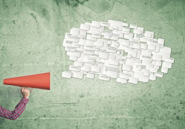 Bir kadının kâğıt borazanla anons yapması.