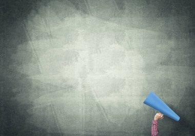 Bir kadının kâğıt borazanla anons yapması.