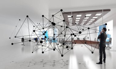 Modern ofis içi ve sosyal bağlantı kavramındaki zarif iş adamı. Karışık ortam